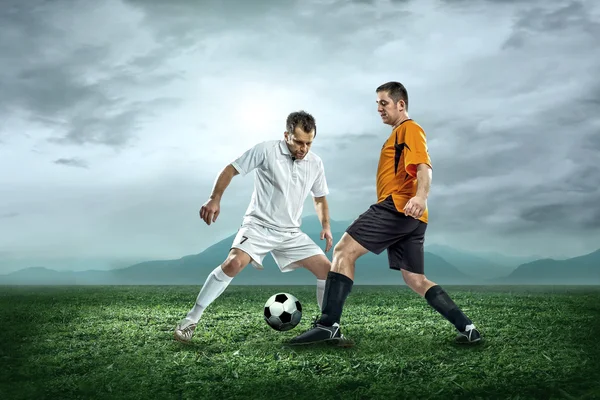 To fotballspillere med ball – stockfoto