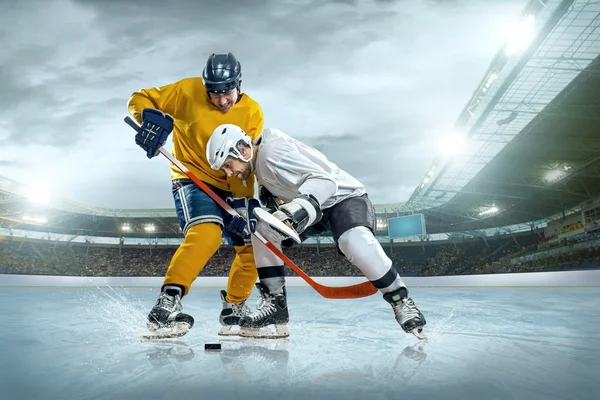 冰上曲棍球选手在冰上 — 图库照片