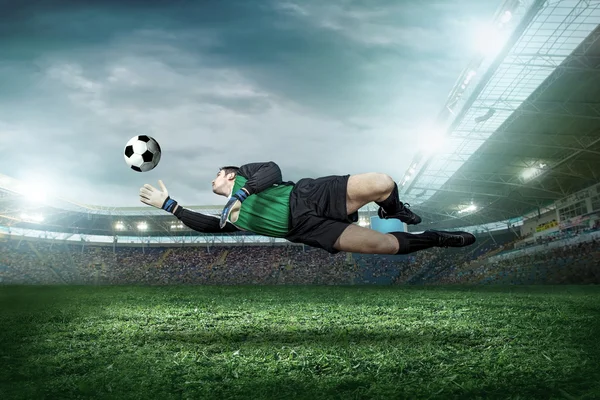 Goleiro com bola em ação — Fotografia de Stock