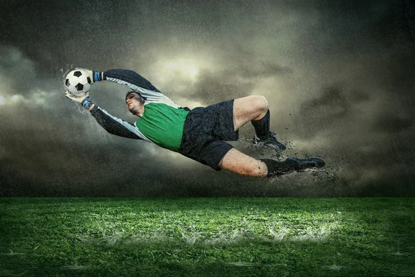 Goleiro com bola — Fotografia de Stock