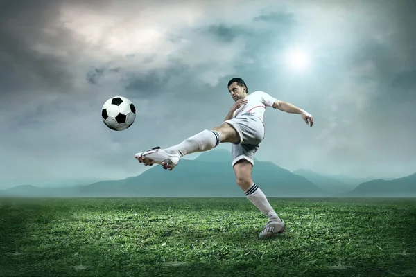 Giocatore di calcio con palla — Foto Stock