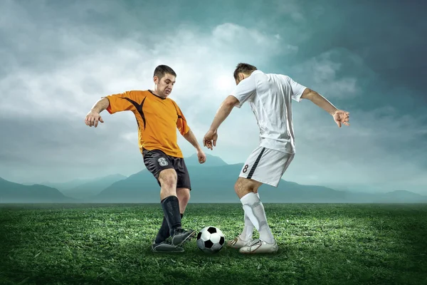 Deux joueurs de football avec ballon — Photo