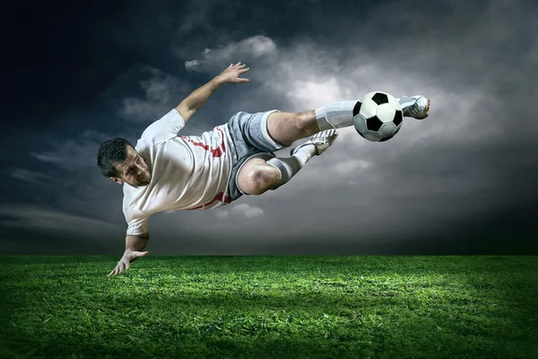 Fußballer mit Ball — Stockfoto