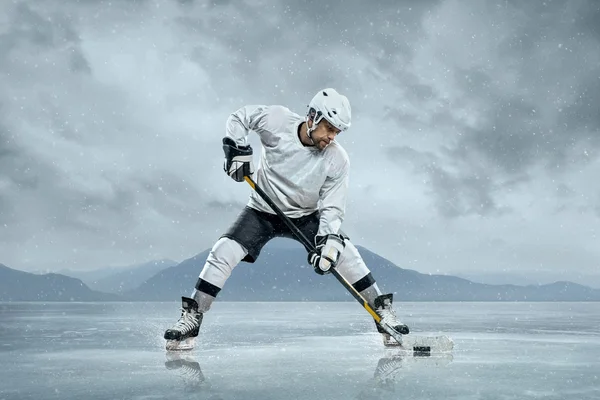 Ishockeyspelare på isen — Stockfoto