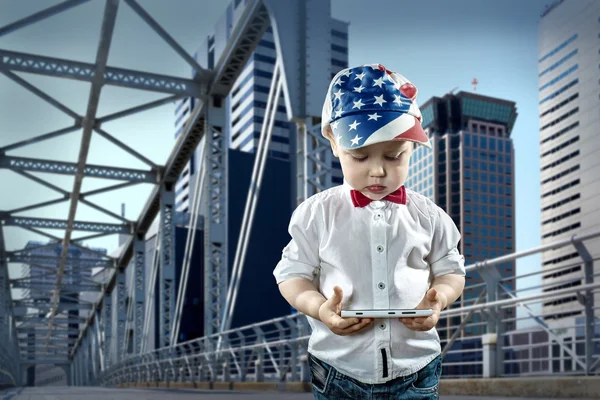 Menino com gadget — Fotografia de Stock