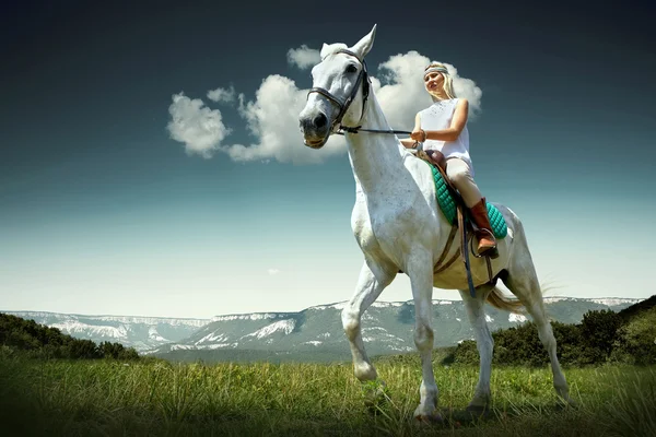 Jovem cavaleira montando a cavalo — Fotografia de Stock