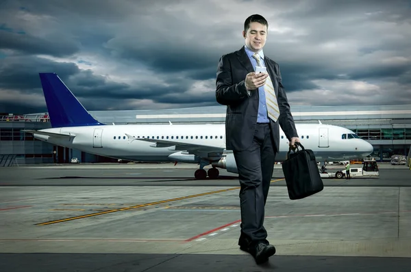 Бизнесмен с багажом в аэропорту — стоковое фото