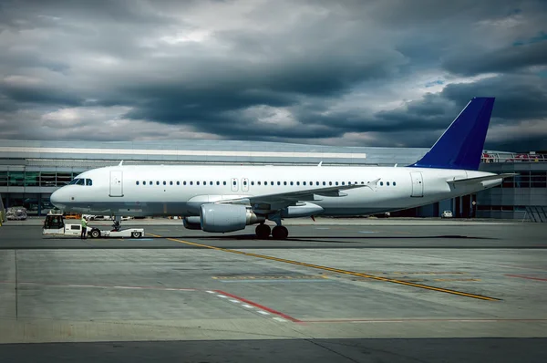 Flugzeug im Flughafen — Stockfoto