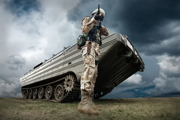 Military tank and soldier outdoors. — Stock Photo, Image