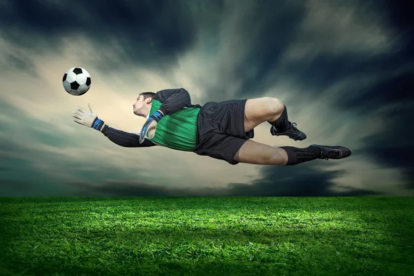 Goleiro com bola — Fotografia de Stock