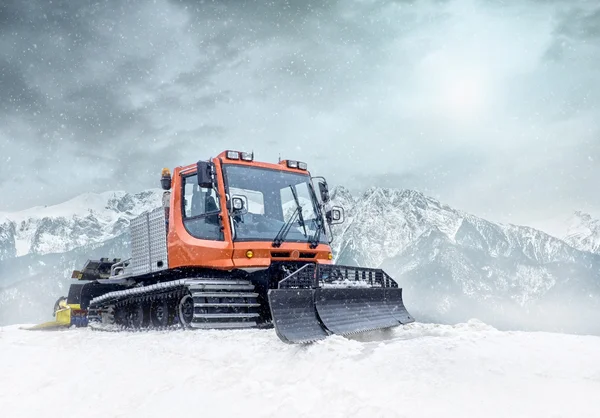 Traktor úklid sněhu venku — Stock fotografie
