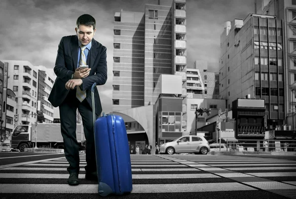 Man met bagage spreken op telefoon — Stockfoto