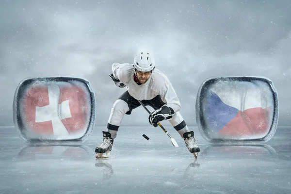 Jugador de hockey sobre hielo en hielo — Foto de Stock