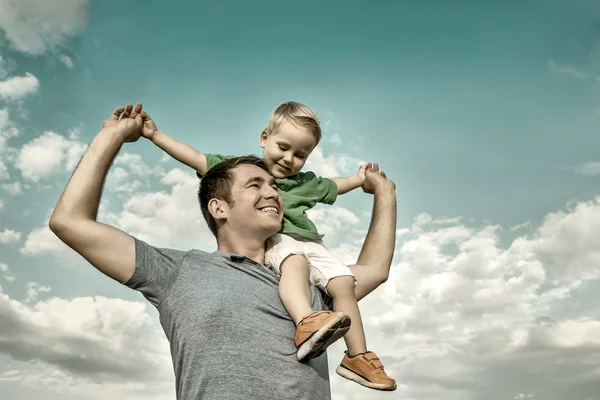 Baba üzerinde oturan oğlu — Stok fotoğraf