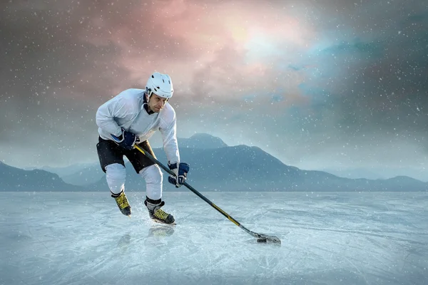 Ijshockeyspeler op ijs — Stockfoto