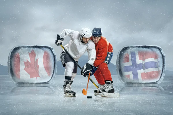 Jugadores de hockey sobre hielo en hielo —  Fotos de Stock