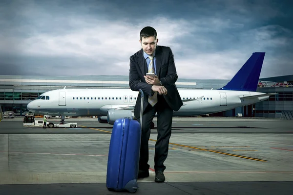 Affärsman med bagage på flygplatsen — Stockfoto