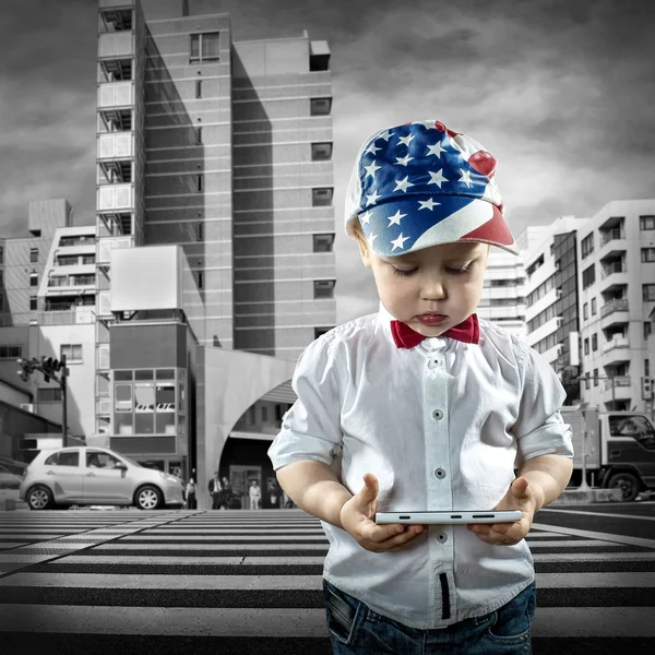 Niño con teléfono en el cruce —  Fotos de Stock