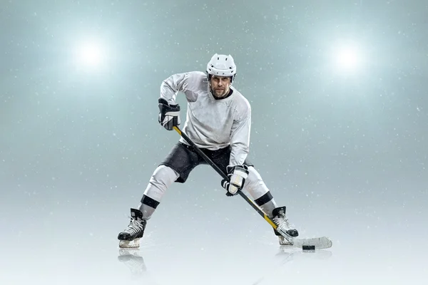 Ice hockey player on ice — Stock Photo, Image