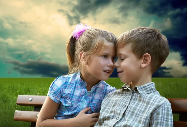 Hermano y hermana amorosos — Foto de Stock