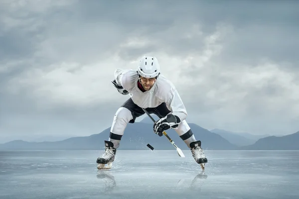 Ishockeyspelare på is — Stockfoto
