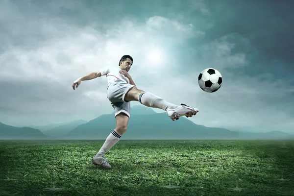 Футболіст з м'ячем — стокове фото