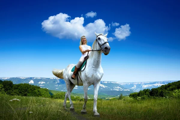 Mladá jezdkyně na koni — Stock fotografie