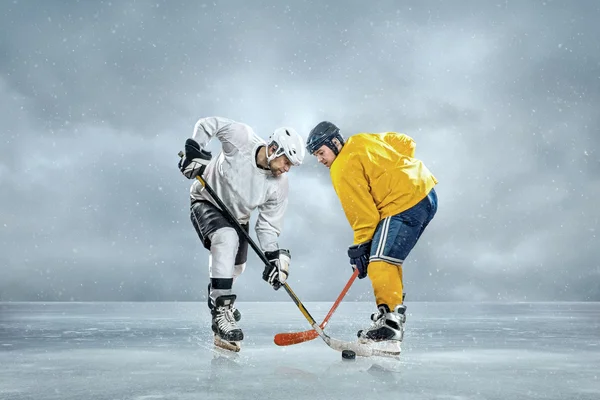 Ice hockeyspelers op ijs — Stockfoto