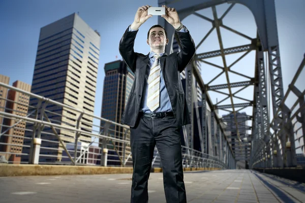 橋の上のビジネスマン — ストック写真
