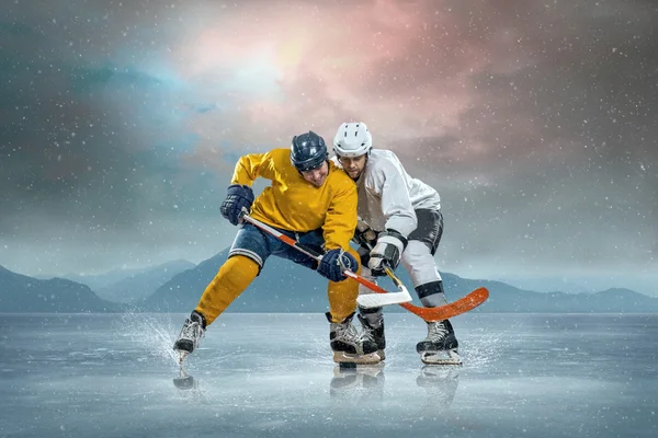 Ice hockeyspelers op ijs — Stockfoto