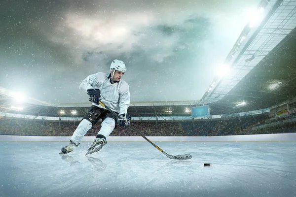 Ice hockey player on ice — Stock Photo, Image