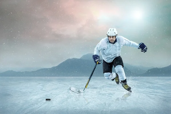 Ijshockeyspeler op ijs — Stockfoto