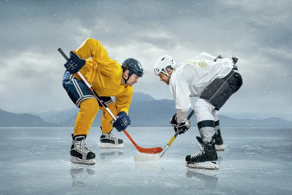 Ice hockey players on ice — Stock Photo, Image