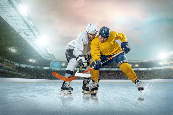 Eishockeyspieler auf dem Eis — Stockfoto