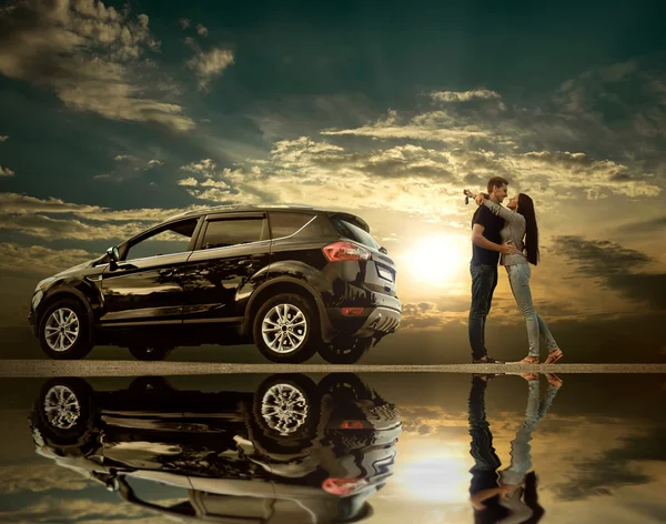 Ευτυχισμένο ζευγάρι κοντά σε νέο αυτοκίνητο — Φωτογραφία Αρχείου