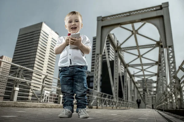 Menino com gadget — Fotografia de Stock