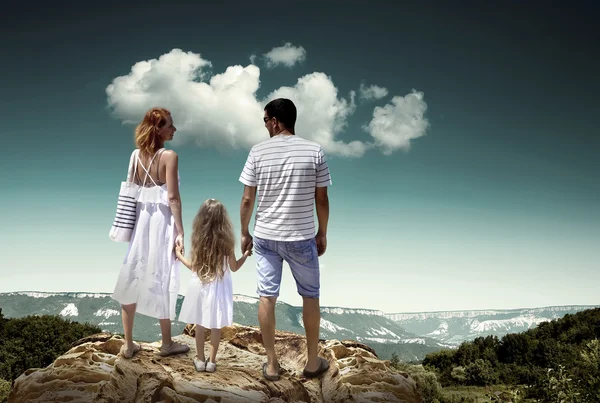 Familie verblijf op de top van de berg — Stockfoto