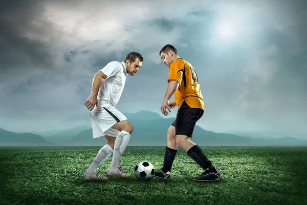 Jogadores de futebol com bola — Fotografia de Stock