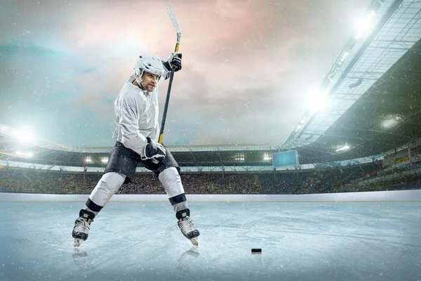 Хокеїст на льоду — стокове фото