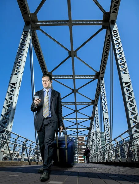 Homem com bagagem falando por telefone — Fotografia de Stock