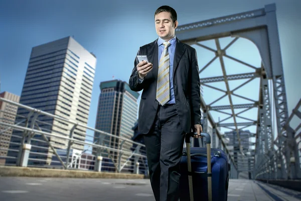 Man met bagage spreken op telefoon — Stockfoto