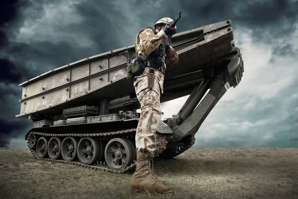 Military tank and soldier outdoors. — Stock Photo, Image