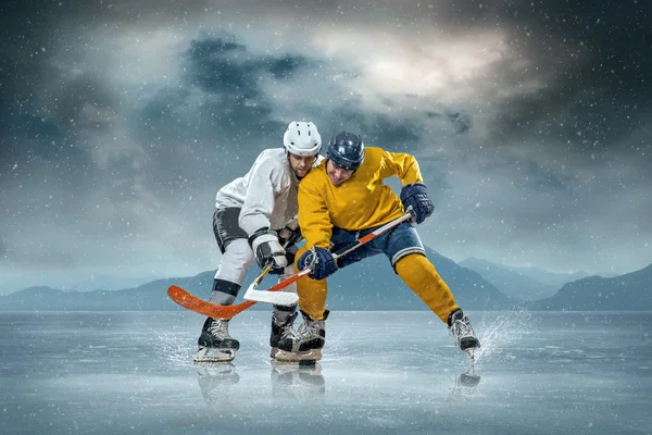 Ice hockeyspelers op ijs — Stockfoto