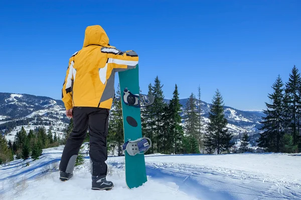 Man med snowboard — Stockfoto