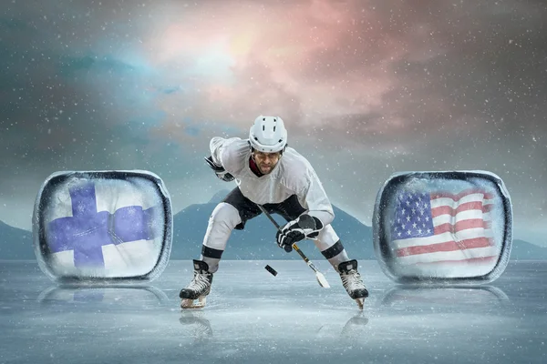 Jugador de hockey sobre hielo en el hielo — Foto de Stock