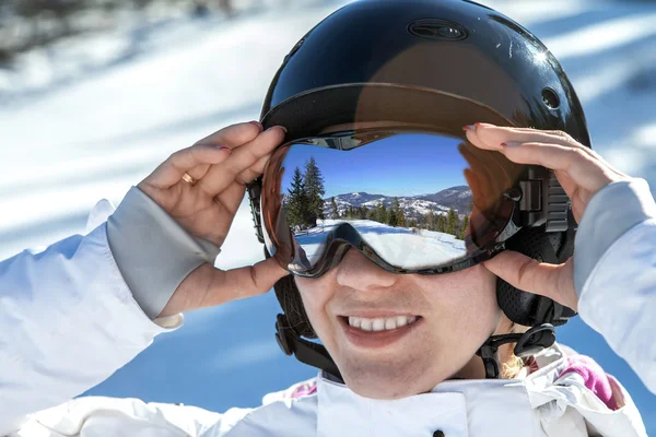 Woman in goggles and helmet — Stock Photo, Image