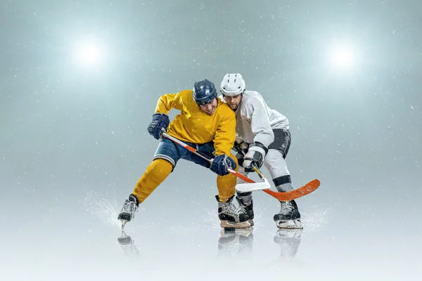 Jugadores de hockey sobre hielo —  Fotos de Stock