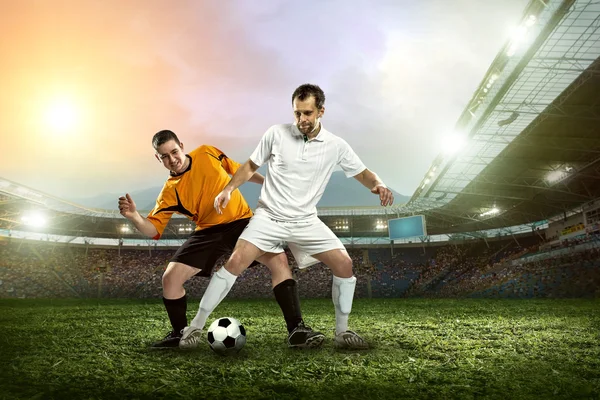 Два футболиста с мячом — стоковое фото