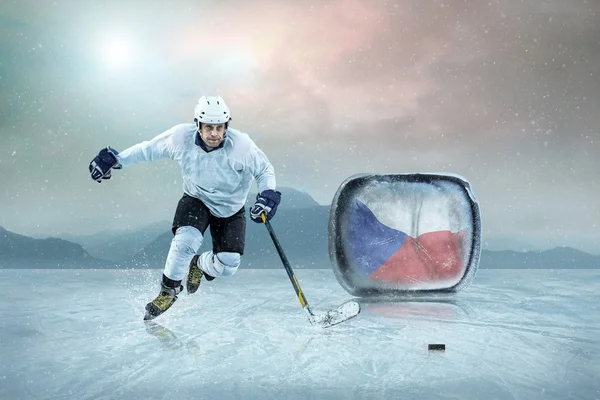 Ice hockey player on ice — Stock Photo, Image