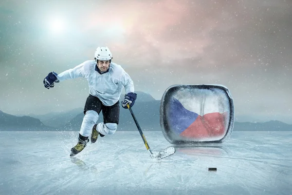 Ijshockeyspeler op ijs — Stockfoto